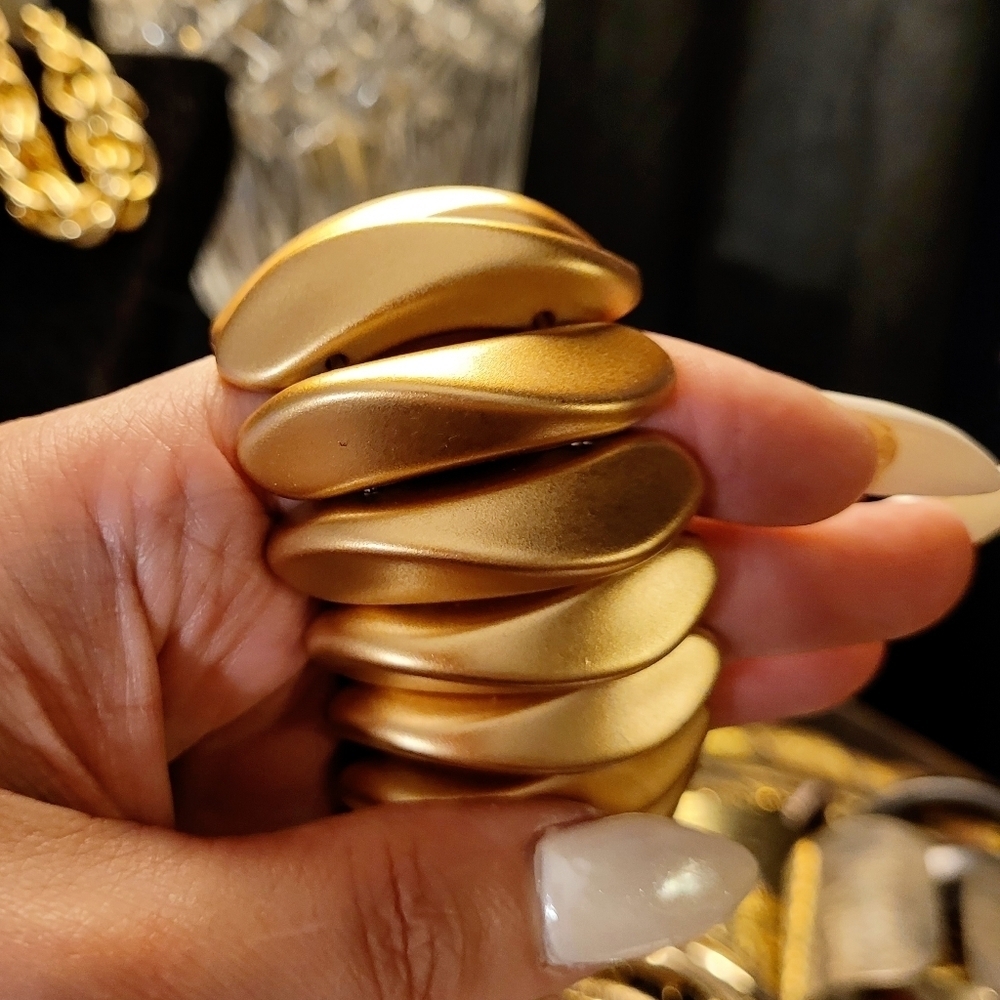 VINTAGE CHUNKY WAVED LARGE BEAD MATTE GOLD STRETCH BRACELET - Picture 13 of 13